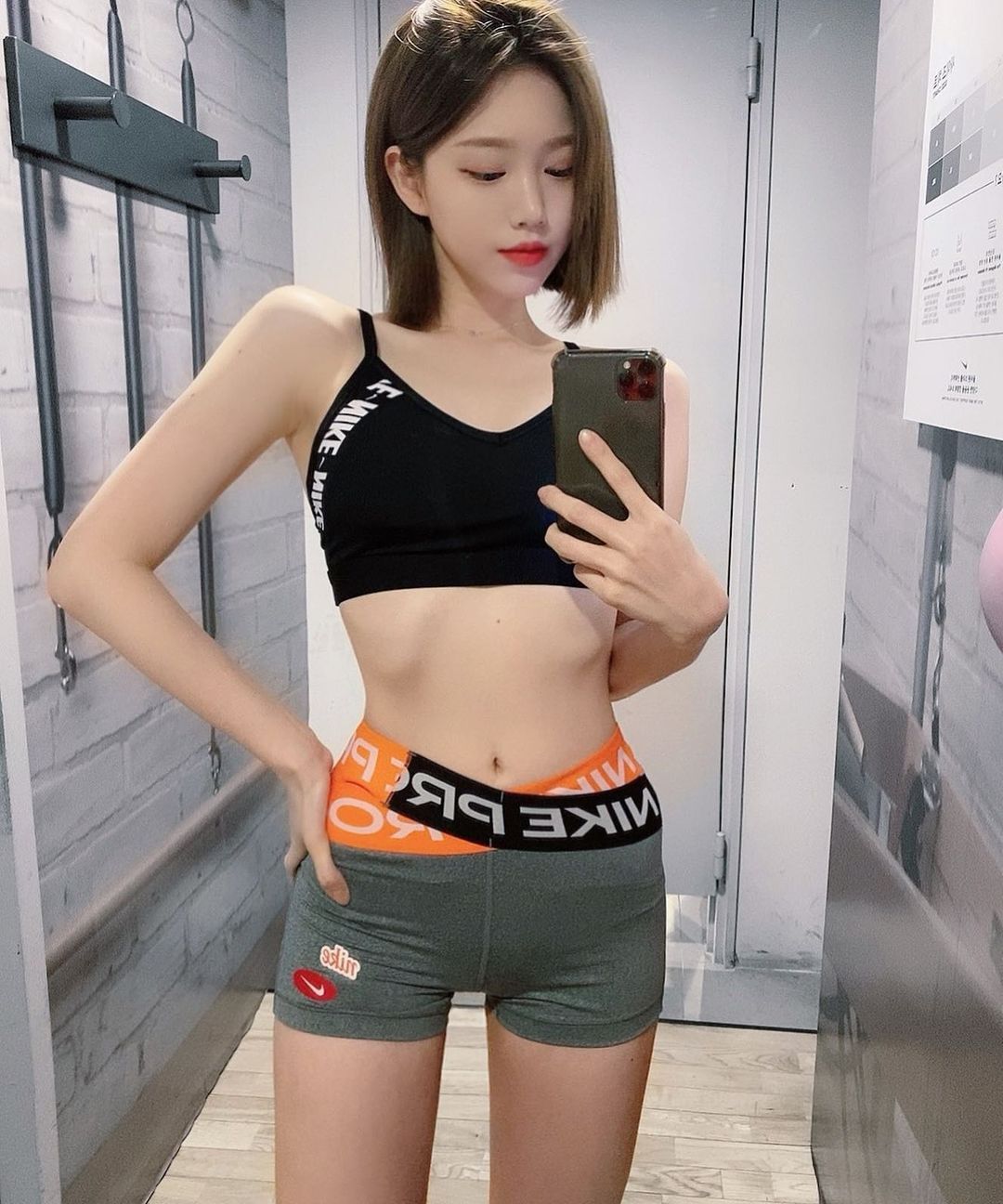 高颜值「水蛇腰辣妹」逆天身材!白皙美腿视角叫人无法专心