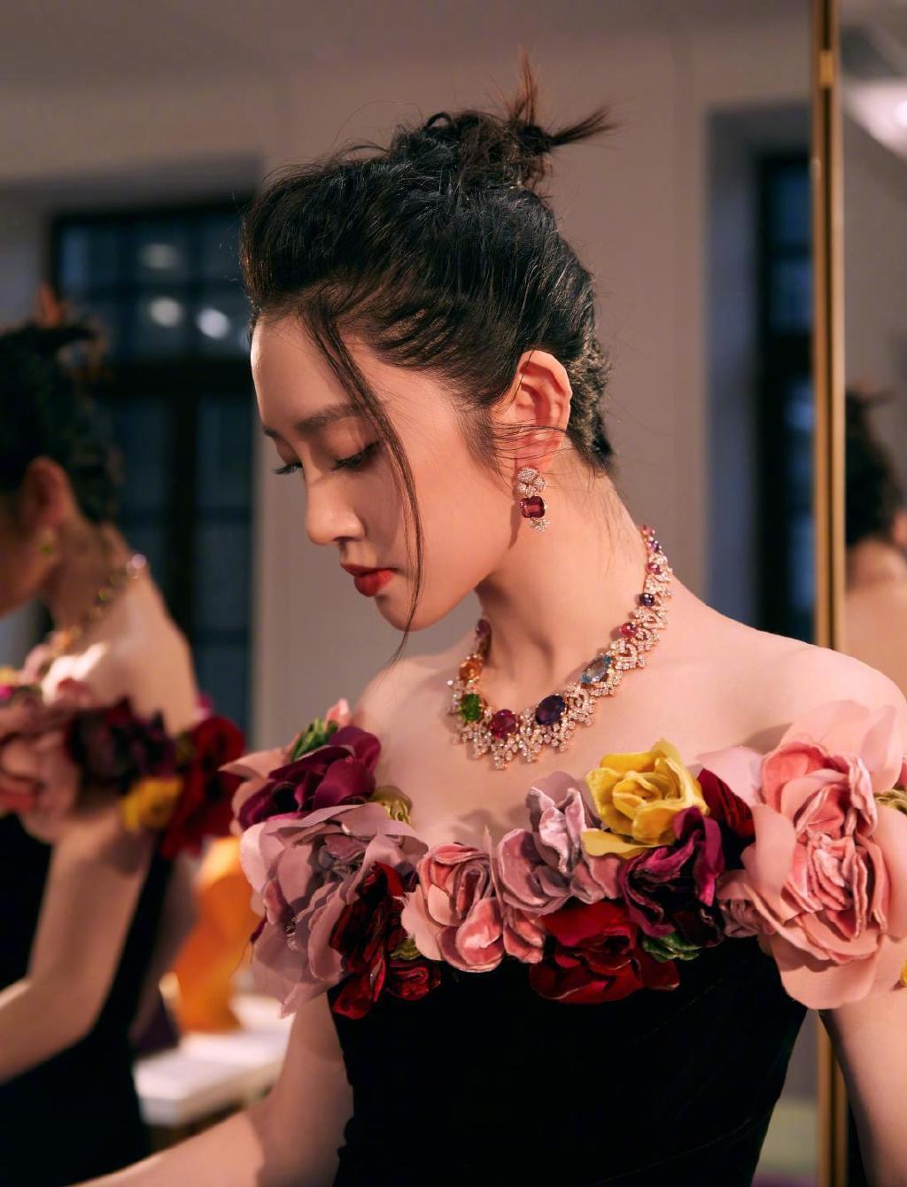 令人羡慕唐艺昕,小个子穿搭也超可爱,各种风格任你选