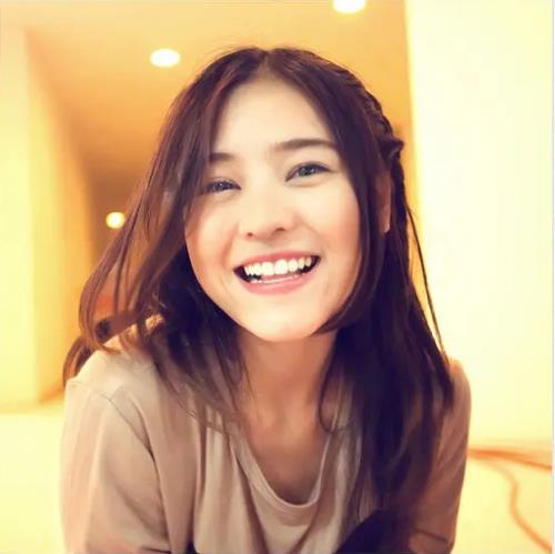 韩剧《浪漫满屋》的女主角，身份还是中泰混血，她的母亲是泰籍华裔，李海娜人很漂亮也很优秀。