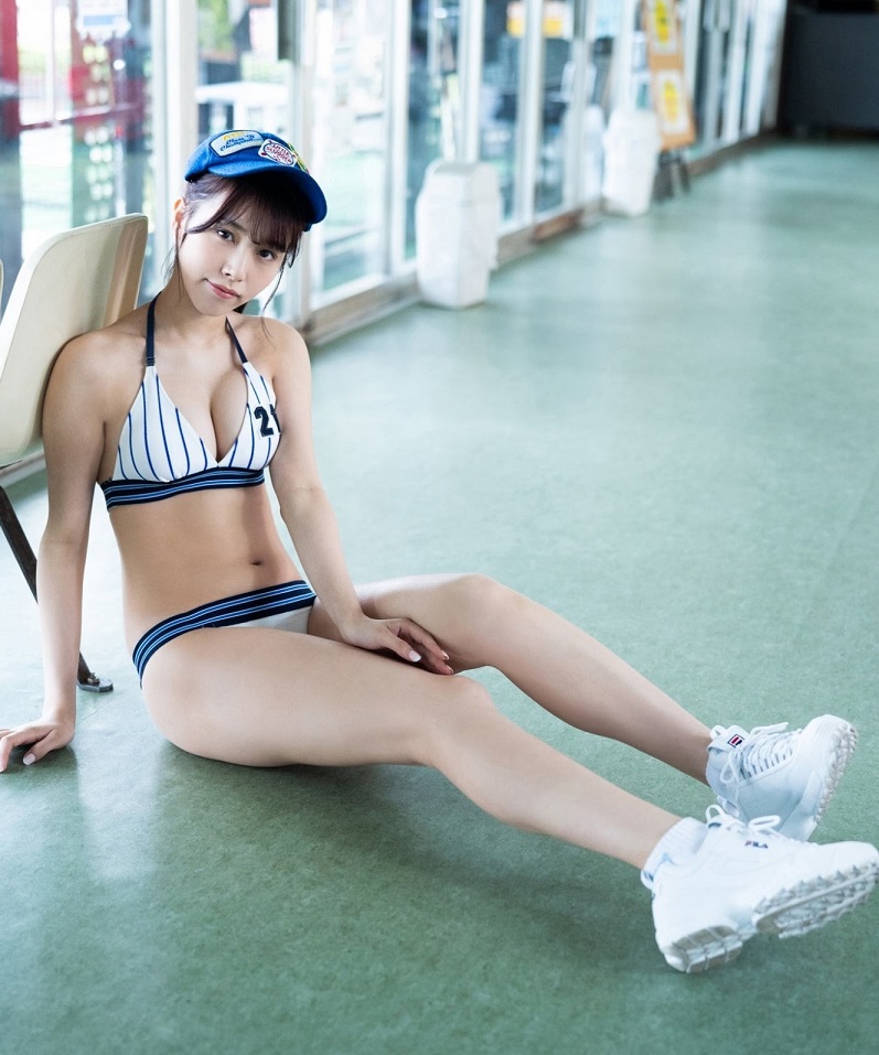图中的妹子名叫くるす兰,今年23岁的她,不只是新人写真女星,同时也真的是穿梭在棒球场地啤酒妹,靠着甜美外型以及性感身材,以及亲切待人接物,让她在球场上甚受欢迎。