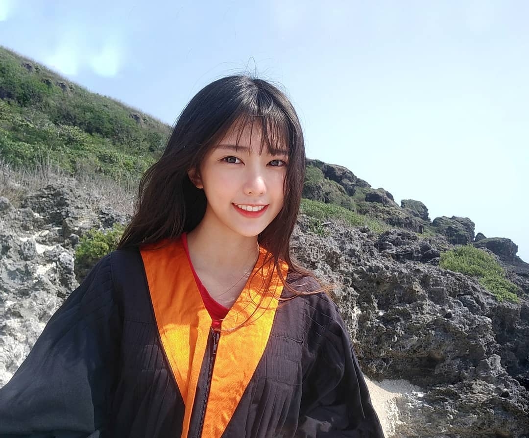 说到电机系这个科系啊,基本上不论哪个学校从高中到大学肯定女生都是少之又少,不只是个位数可能还只有一两个,只要是电机系的女生人人大概都是系花,然而今天介绍的正妹「阿倪」就算摆在全校肯定也是校花等级!
