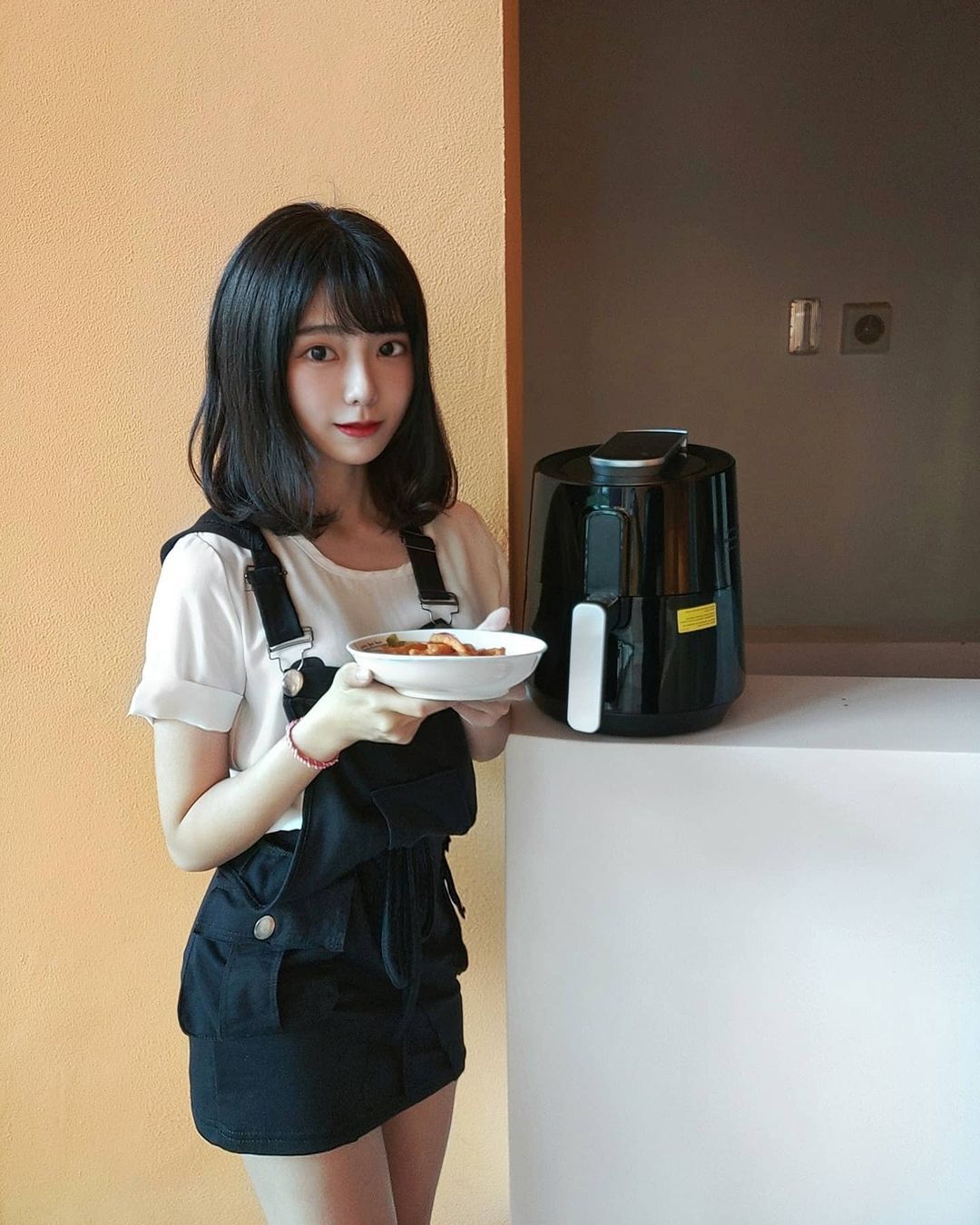 而目前ig已超过十万粉丝的阿倪,前阵子也开始在Twitch开直播与粉丝聊天互动,喜欢她的朋友也可以发搂一下啰,最后再附上几张阿倪的美照,祝各位连假愉快啦!