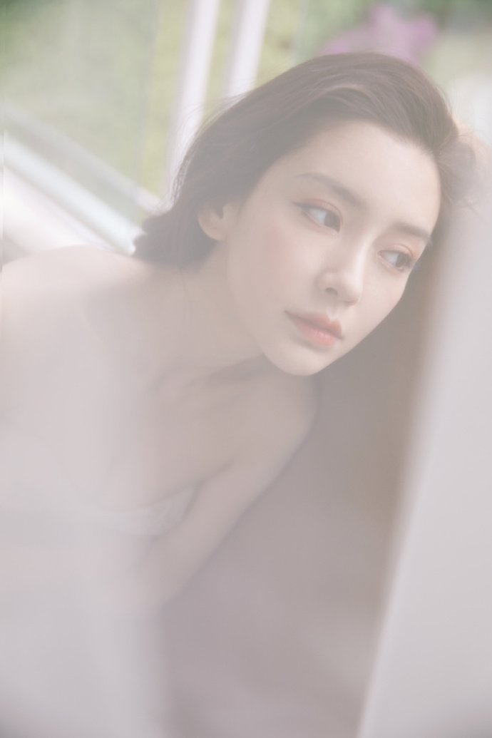 Angelababy皓白冰雪裙大片释出 微风拂纱温柔优雅