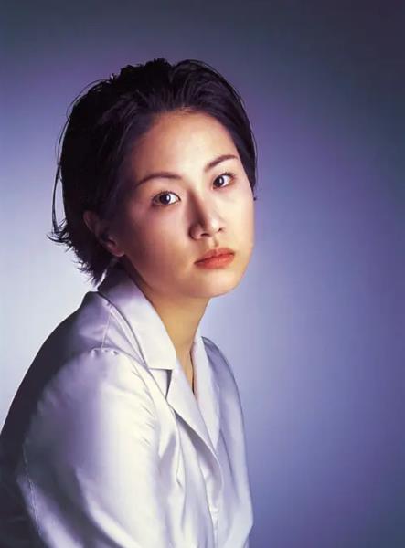 在电影《娼》中扮演一个妓女,戏中有很多激情戏尺度都特别惊人,申恩庆几乎是全裸上阵,让人看了赞叹不已。