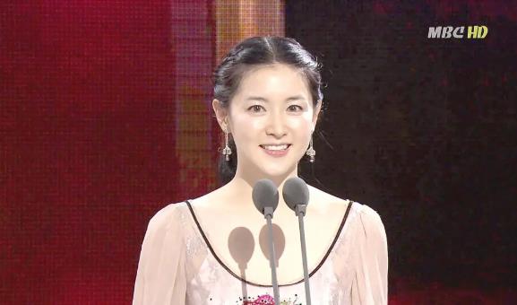 这位女星如今肯定不是什么av女星,但是在拍《大长今》之前曾经靠拍情色三级片上位,表现也还挺专业的,往事不堪回首呀。