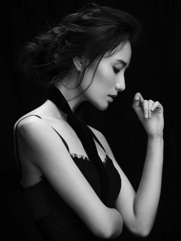 李亚鹏现在已经淡出荧幕了，现在已经转入幕后和投精力做生意了。但是，娱乐圈依旧有李亚鹏的传说，他的人气依旧居高不下，仍然是媒体关注的重点对象。这次，李亚鹏再次因为恋情而上了热搜，网友们也很关心李亚鹏和新女友海哈金喜是否能牵手成功。