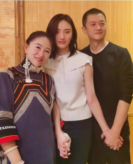 有报道爆料，海哈金喜已经加入了李亚鹏和王菲为女儿李嫣办的天使嫣然基金。可见，李亚鹏和海哈金喜两人是水到渠成了，期待两人的好消息。李亚鹏虽然情史丰富，但是他对感情还是很认真的，只是无奈眼前的选择不是归宿。希望海哈金喜能够是李亚鹏的归宿，两人可以白首。
