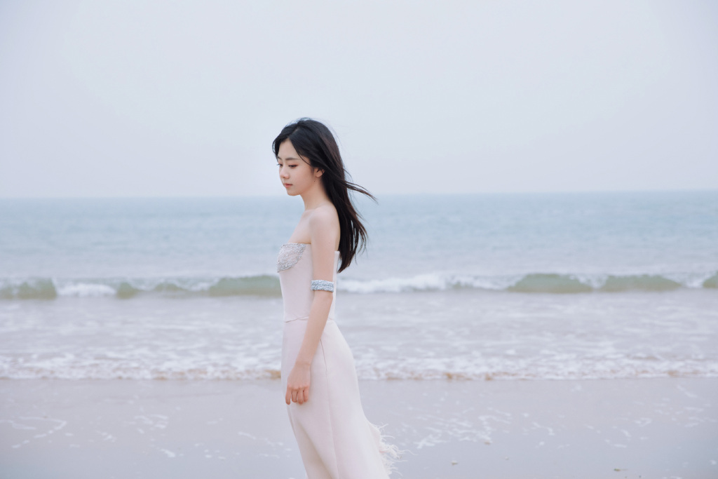 谭松韵拍海边绝美大片！一袭白色低胸长裙优雅迷人