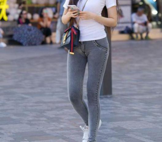 3、这样休闲有时髦的穿搭，完美地衬托出小姐姐优雅的线条和腰身效果。