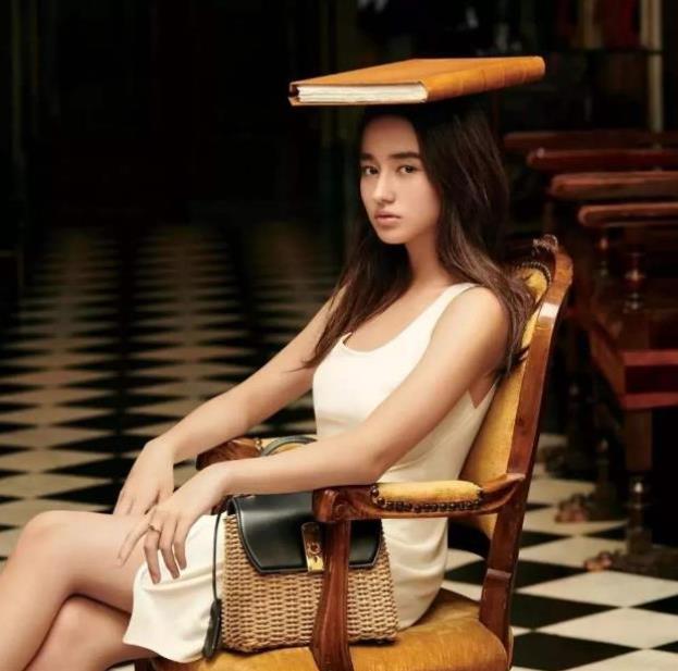 很多人都觉得李宛妲身材很好,还说李宛妲好大,那李宛妲的胸有好大呢?我们来看一看李宛妲的性感写真吧!其实李宛妲的胸部没有想象的那么大,毕竟李宛妲现在还处于发育时期,网上也没有李宛妲三围的具体数值,但是李宛妲的身材比例非常好,属于人们口中的黄金比例,从这一点上看,李宛妲的三围数值应该也是比较养眼的。