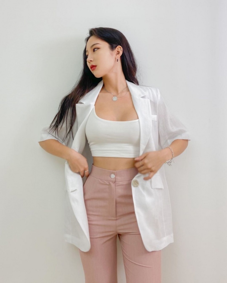 小麦肌摄影师「前凸后翘S曲线」超性感:这么正让被拍的人情何以堪!~Ari