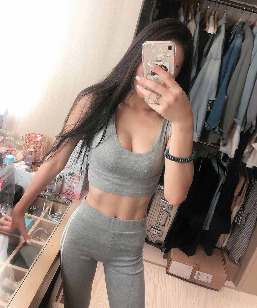 「辣妹护理师」身材太扯!人美细腰还有「超猛马甲线」,不简单啊~