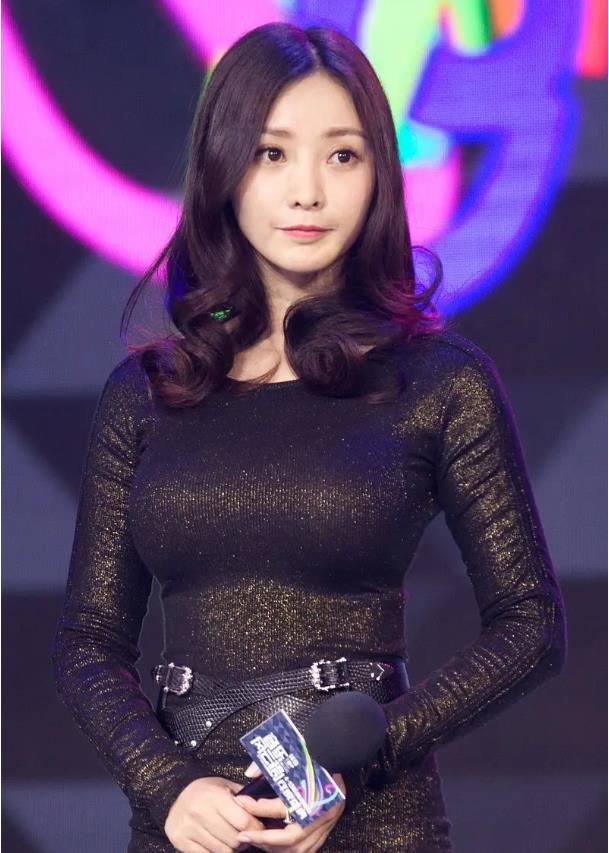 柳岩可是娱乐圈著名的大胸女星了,柳岩一直就是以性感著称,在柳岩的性感之中,胸大是柳岩的一大标志,柳岩能够有今天的人气,说实话柳岩的胸有着不可不提的功劳。相信大家对这一点也是没有异议吧!