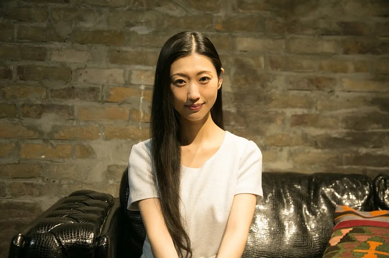 值得一说的是,坛蜜拥有傲人的E级美胸,因饰演《半泽直树》情妇一角,人气向上攀升,她也因为这部戏试图摆脱艳星行列,但在最新一期的日本写真杂志《FRIDAY》中又突然大方展现傲人的好身材。