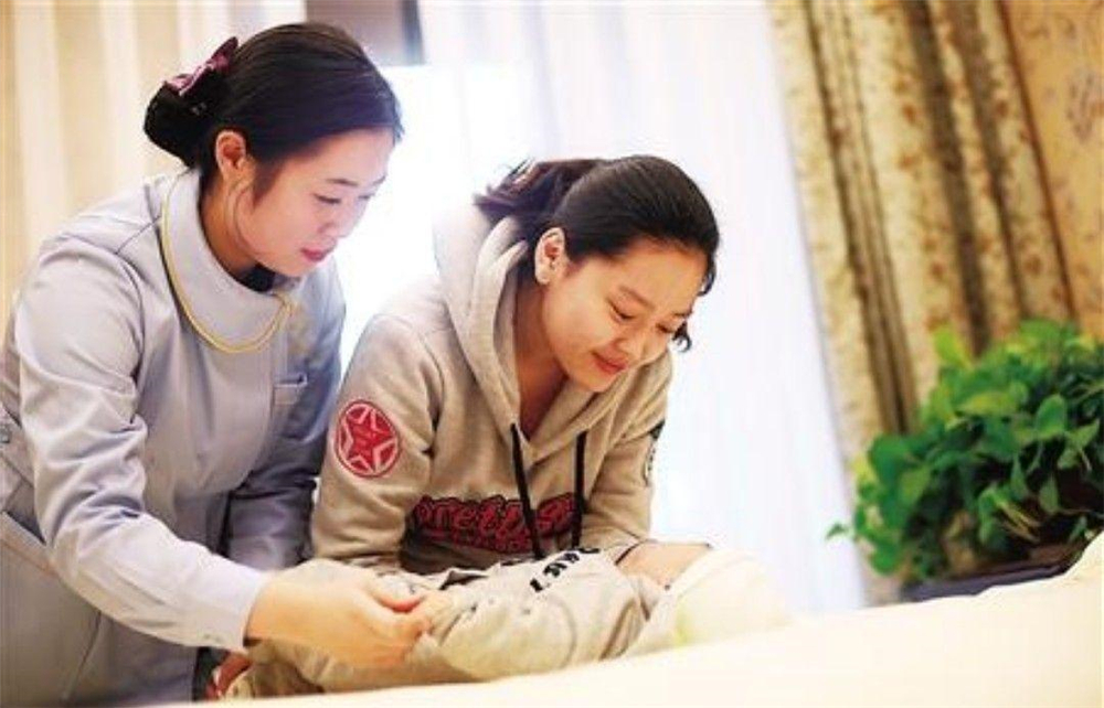 坐月子不能玩手机？用不用手机确实影响不一样,注意三点不伤身