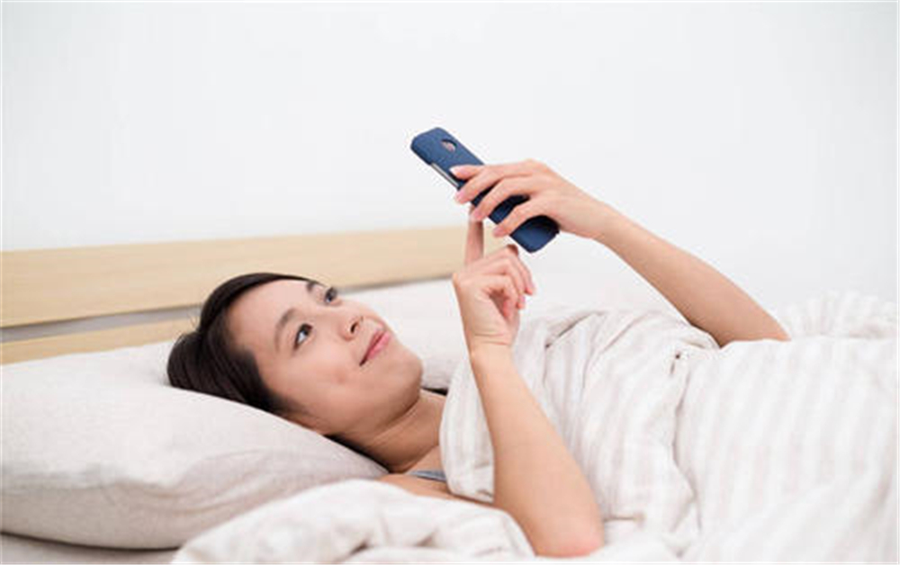 坐月子不能玩手机？用不用手机确实影响不一样,注意三点不伤身