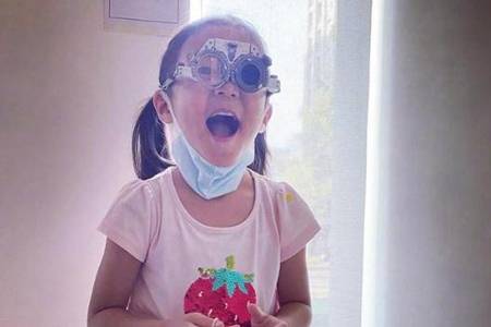 儿童近视低龄化趋势明显 贾静雯女儿咘咘被查出先天弱视