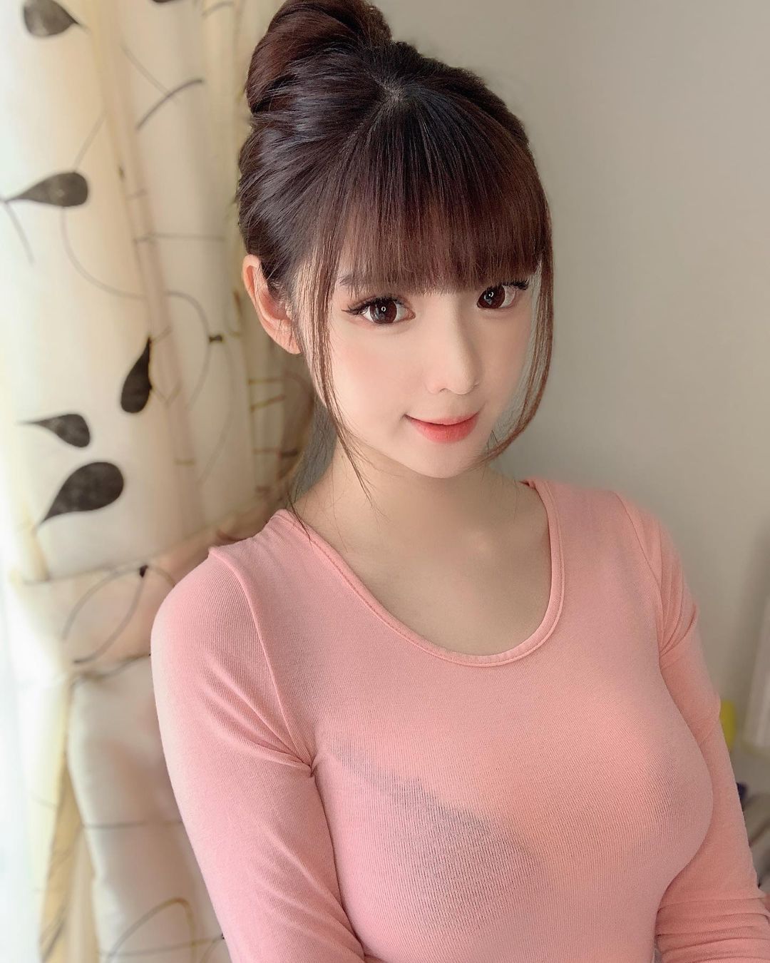 高颜值「短发辣妹」路边展现极品好身材!