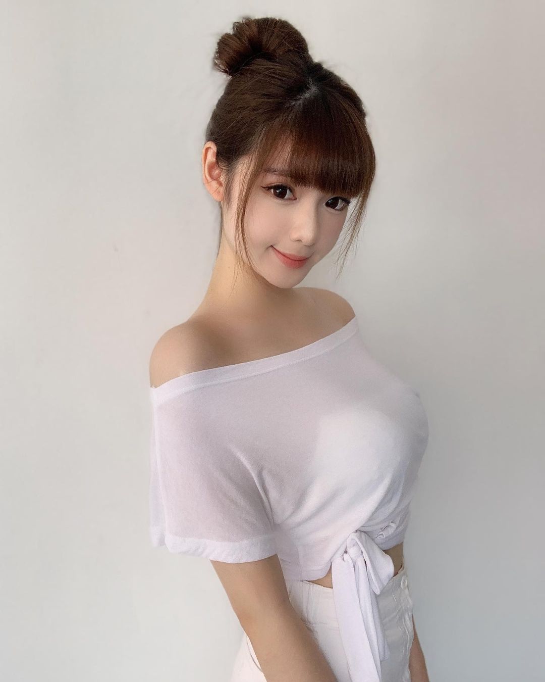 高颜值「短发辣妹」路边展现极品好身材!