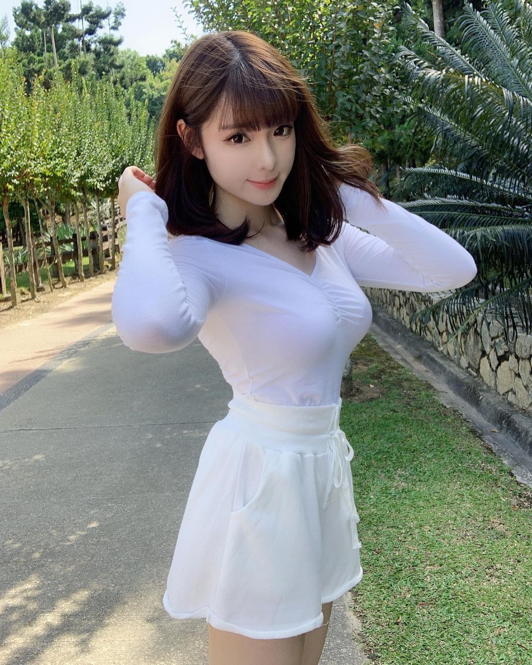 高颜值「短发辣妹」路边展现极品好身材!