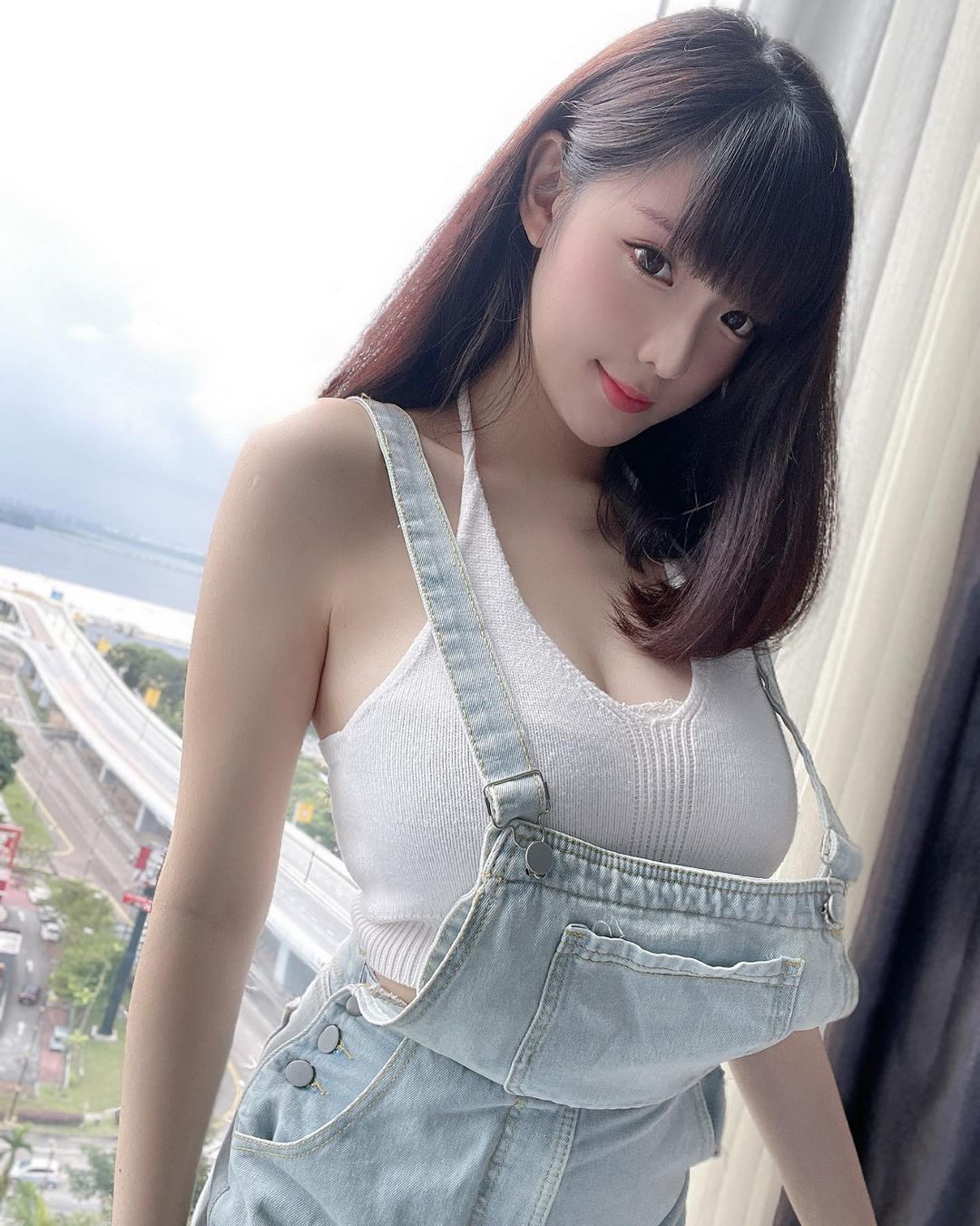 高颜值「短发辣妹」路边展现极品好身材!