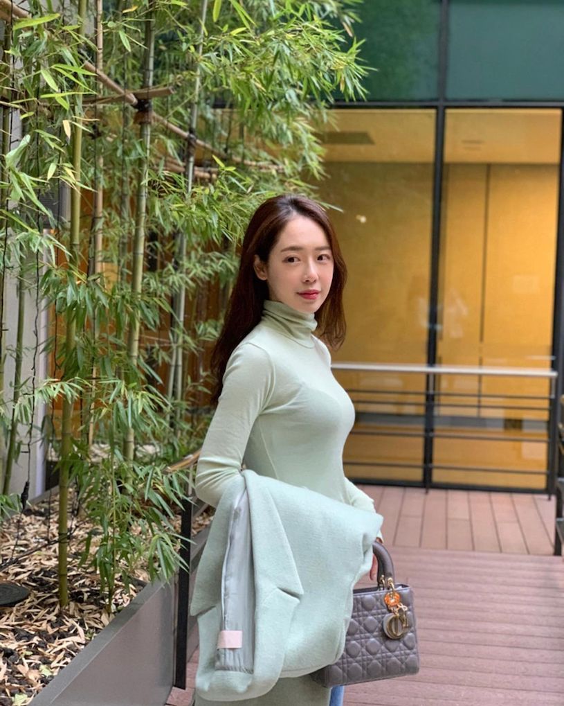 IKEA美食区正妹「养眼好显眼」,「逛街的性感背影」!