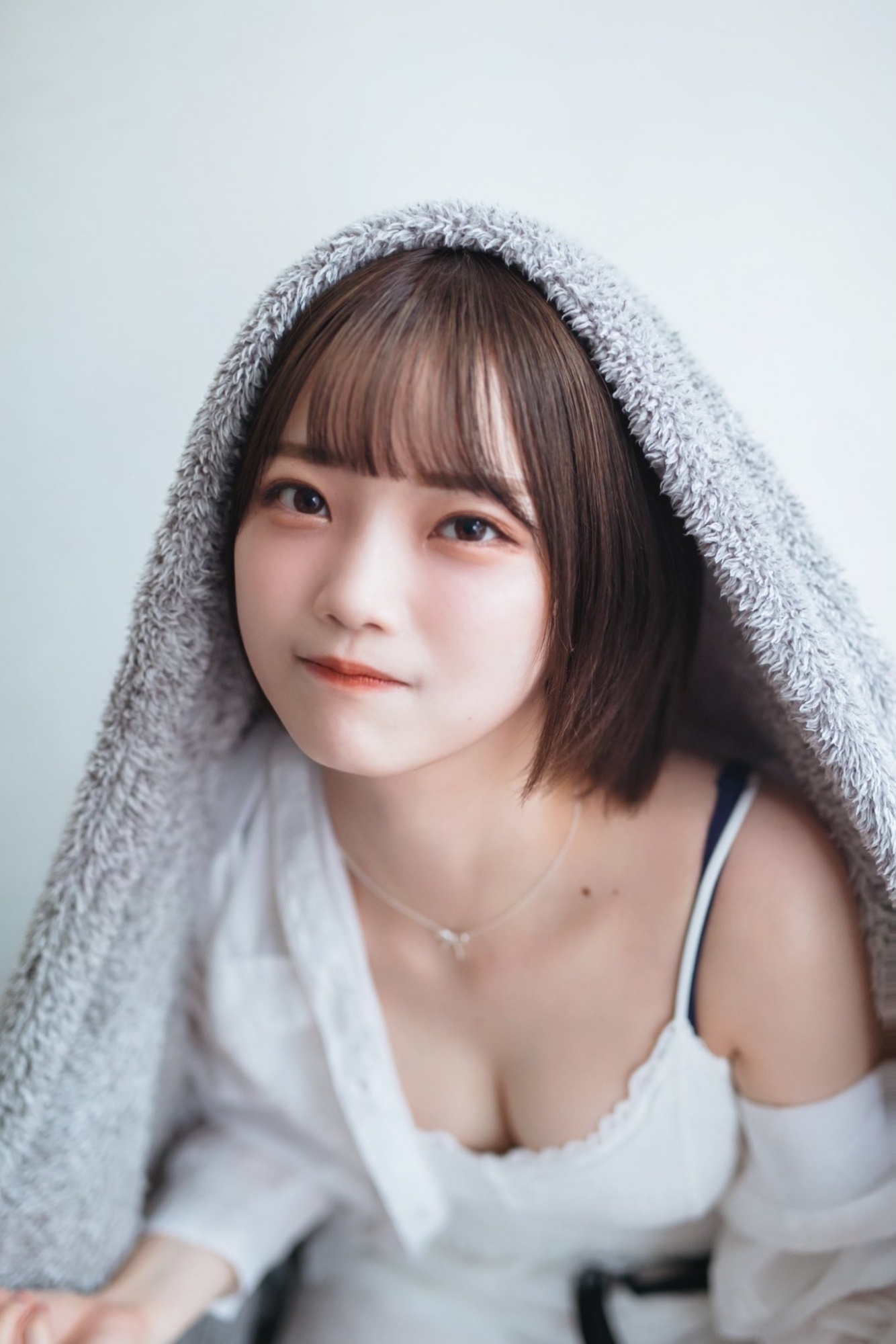 今年22岁的新谷姫加,曾经是偶像团体「SHAMLOCK」、「Party Rockets GT」成员之一,不过就像很多从女团出来的偶像一样,单飞反而比较红的新谷姫加,靠着她那全身上下散发出满满邻家女孩气场,以及甜到长蚂蚁的迷人笑容,目前持续以个人身分活跃于演艺圈,推出个人写真、出演舞台剧,还是各大知名综艺节目的常客!