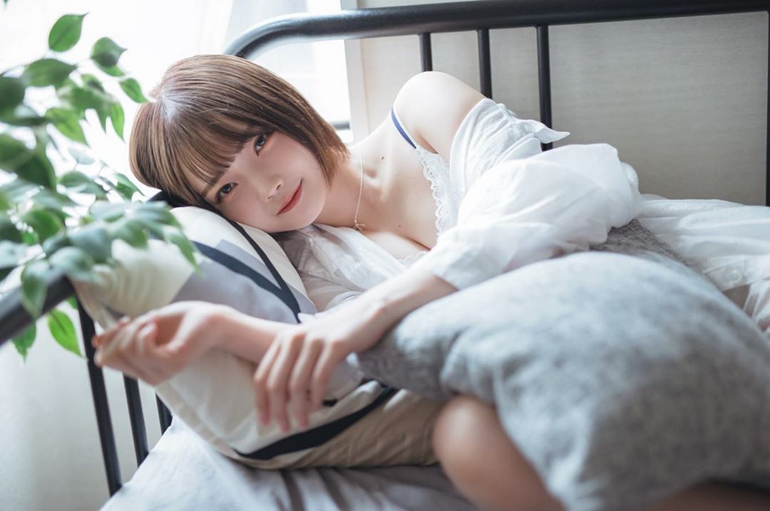 然而,此举却让真正的平手友梨奈粉丝们很不谅解,甚至让自己个人推特大炎上,幸好面对极大压力,新谷姫加不但正面回击,还展现过人高EQ,让原本的黑粉转为自己的铁粉,毕竟说真的和平手友梨奈比起来,新谷姫加真的比较可爱啊!(被打~)