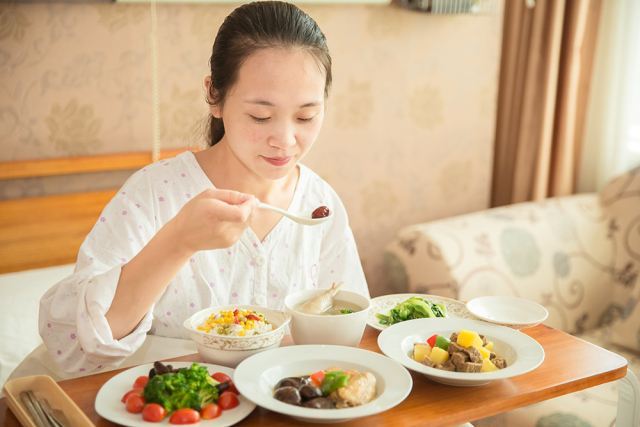产后吃鸡分公母?许多宝妈搞不清,专家建议:公鸡更养身