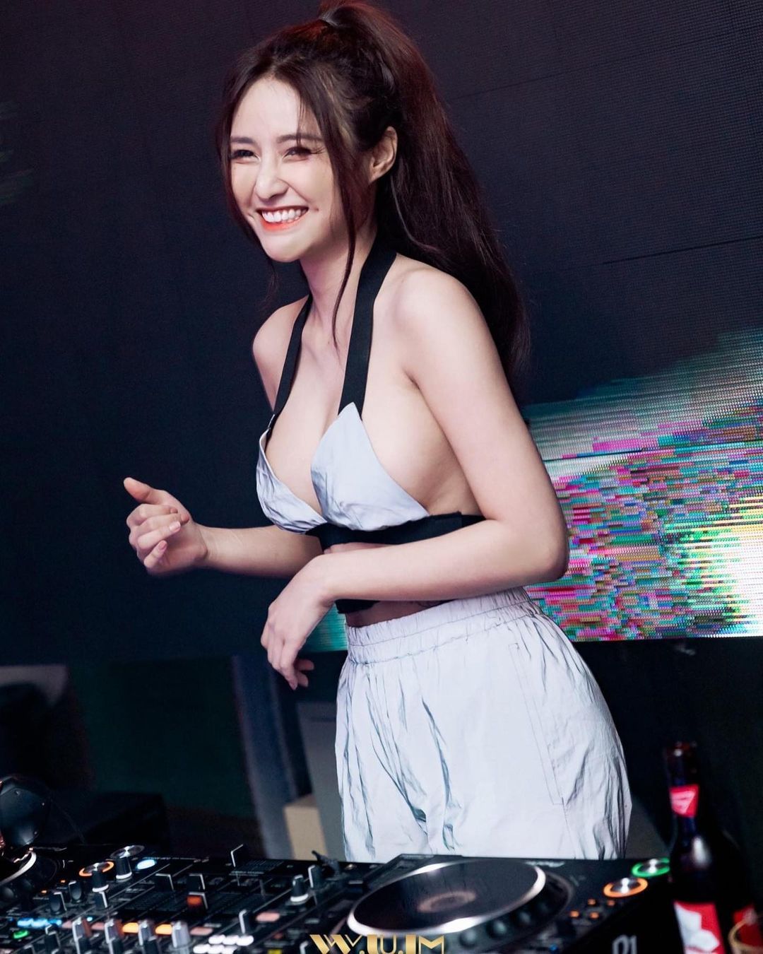 泳装辣度破表！越南女DJ《Jenny Yên》甜美笑颜身材却很火爆！