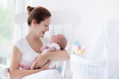 为啥给宝宝拍嗝后还吐奶？吃母乳和奶粉的原因各不同,需各个击破
