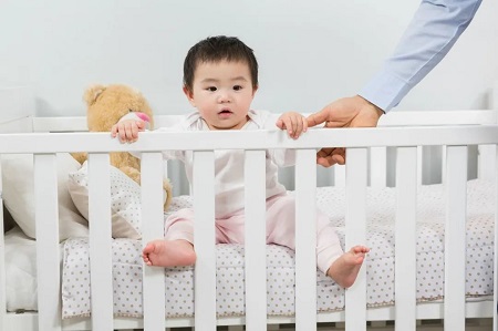 被央视点名的问题婴儿床,夹腿卡头事故频发,不知情的家长还在买