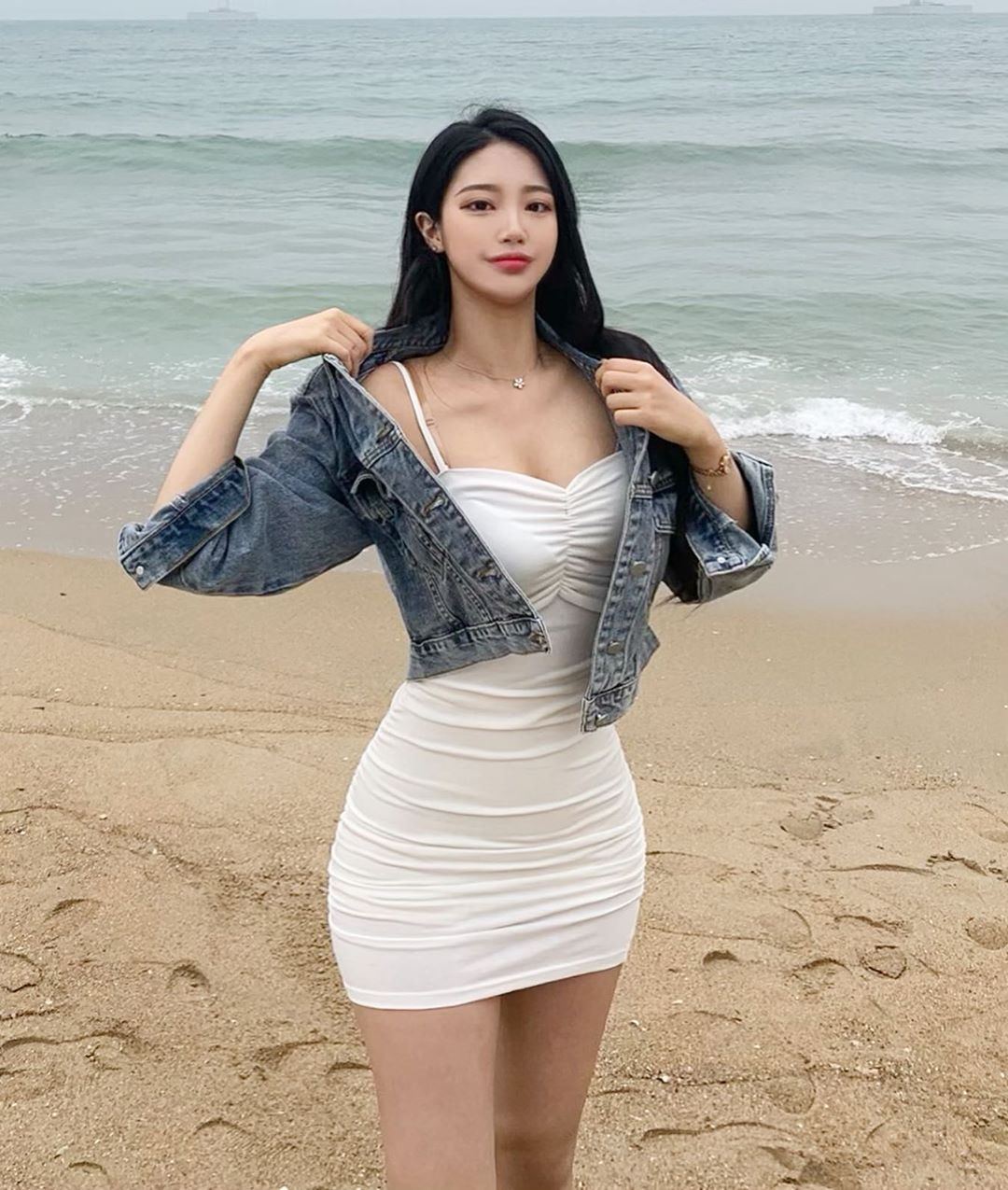 韩国天菜级辣姊姊坐在路边咖啡座上看风景时的迷人模样顺便撩倒一票网友〜여진