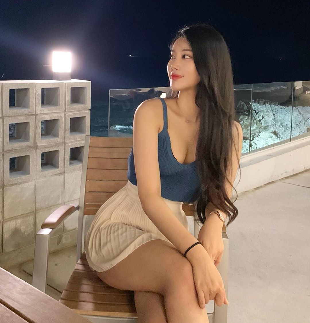韩国天菜级辣姊姊坐在路边咖啡座上看风景时的迷人模样顺便撩倒一票网友〜여진