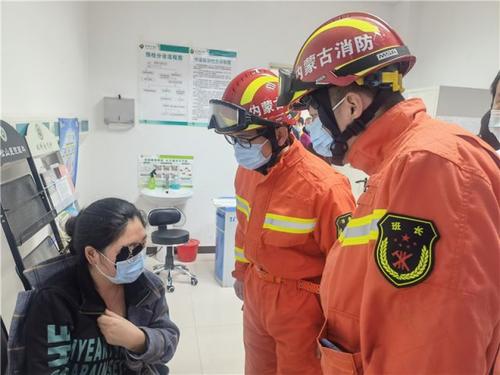 女子眼皮被拉链夹住求助消防