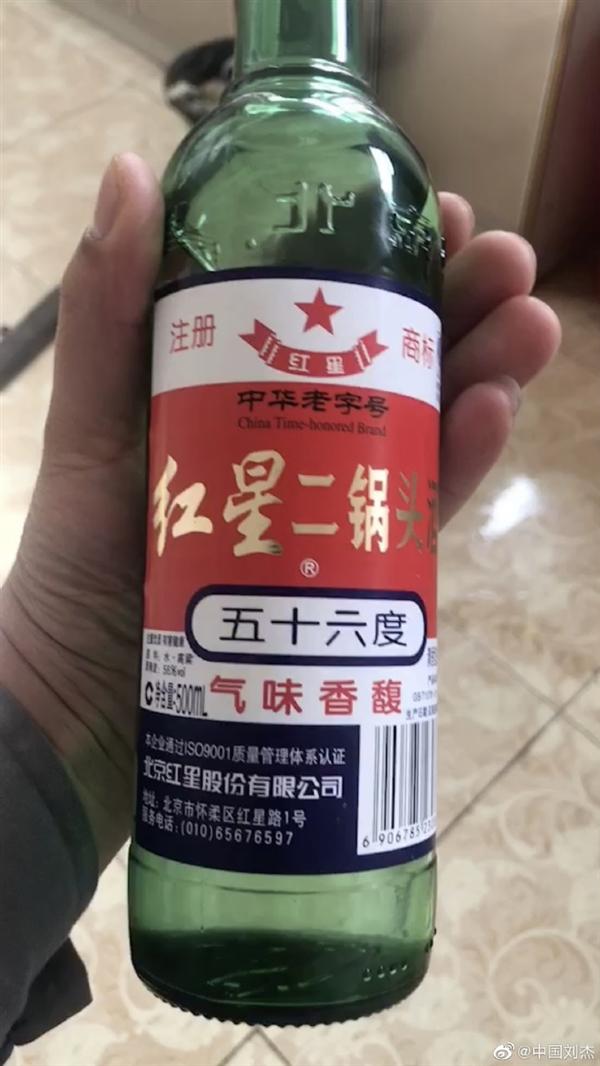 红星二锅头回应酒里泡苍蝇