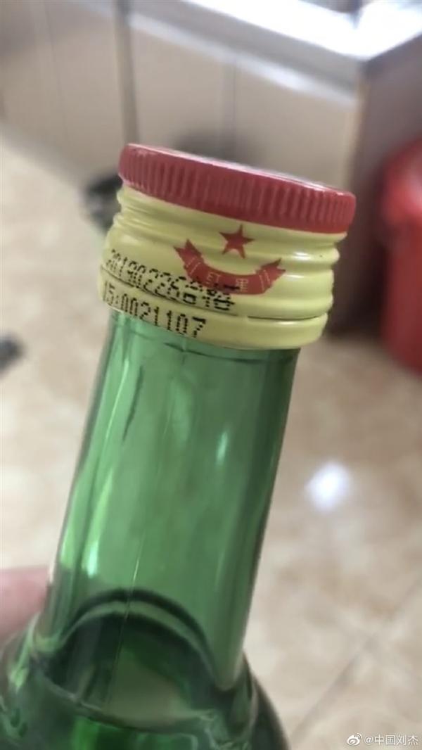 红星二锅头回应酒里泡苍蝇
