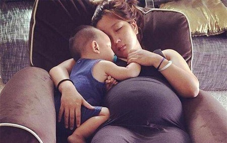 何洁哭诉接不到工作,养4个娃压力大,易孕体质太难了