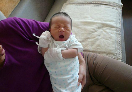 经常被抱着和经常躺着的婴儿,谁发育更好更健康？差距一看便知