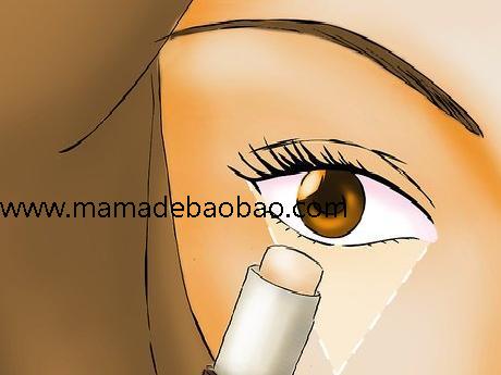 年轻的阿姨使用4种方法来快速消除眼袋（利用冰凉的触感快速消除眼袋）