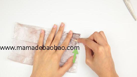 年轻的母亲用3种方法来自己调配指甲油颜色（不同颜色的指甲油）