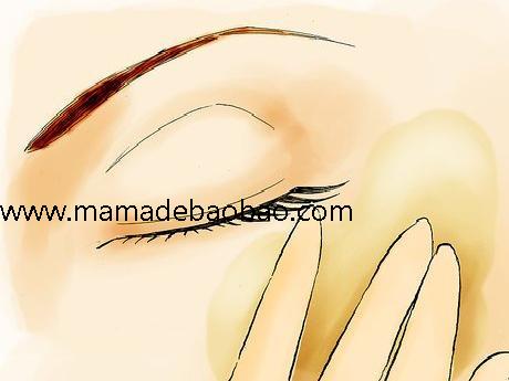 年轻的阿姨使用4种方法来快速消除眼袋（利用冰凉的触感快速消除眼袋）