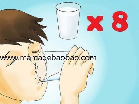 年轻的阿姨使用4种方法来快速消除眼袋（利用冰凉的触感快速消除眼袋）