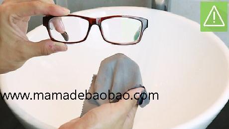3种方法来清洁眼镜(用温水和餐具洗涤剂)