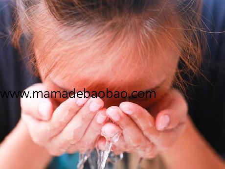 漂亮的保姆治疗干燥的脸部肌肤: 11 步骤（洁面和去角质）