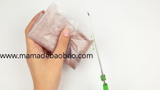 年轻的母亲用3种方法来自己调配指甲油颜色（不同颜色的指甲油）