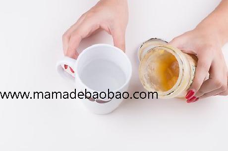 3种方法来洗掉头发上的黑色染发剂（使用除色剂）