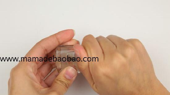 年轻的母亲用3种方法来自己调配指甲油颜色（不同颜色的指甲油）