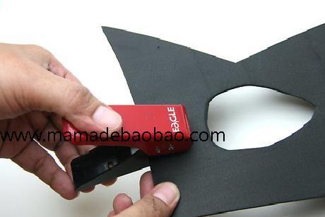 3种方法来制作蝙蝠侠面具（基础泡沫塑料面具）